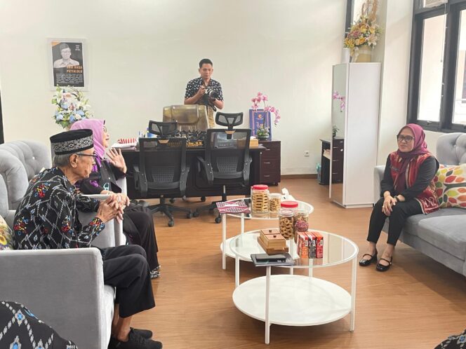 
					Audiensi Ketua PWRI Kota Palu, Drs. H. Masrin Karama, MM., bersama Sekretaris Daerah Kota Palu Irmayanti Pettalolo di ruang kerja sekkot. //FOTO:Ginda
