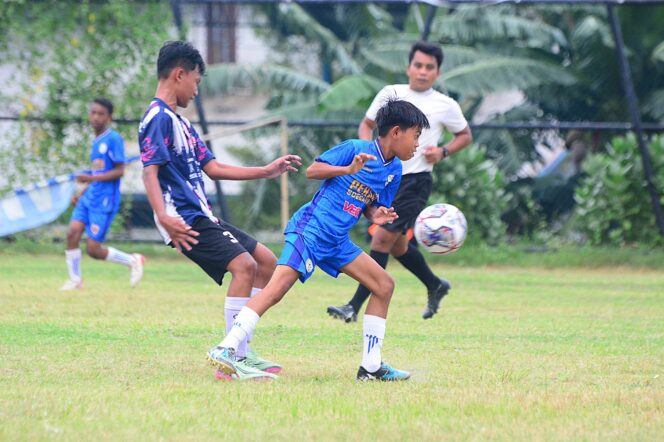 
					Saat pemain Persido Donggala mencoba menghalau pemain dari Darma Putra. FOTO: Issrin Assegaf