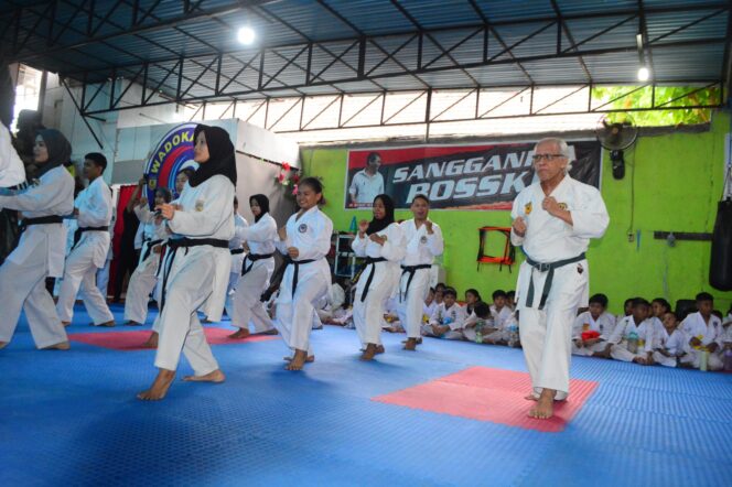 
					Saat Iwan Fals mengikuti latihan bersama 50 karateka dari perguruan Wadokai Indonesia Sulawesi Tengah. FOTO: Issrin Assegaf