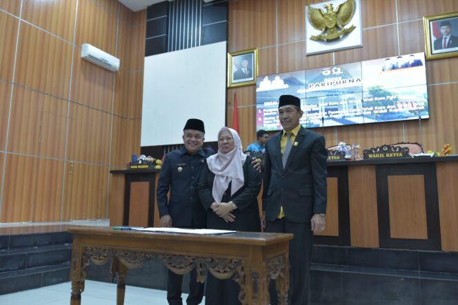 
					Wali Kota Palu terpilih, Hadianto Rasyid saat menghadiri paripurna di DPRD Kota Palu. FOTO: netiz.id (Akib)