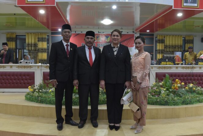 
					Bupati dan Wakil Bupati Donggala Periode 2025-2030, Vera dan Taufik (Tengah) bersama wakil ketua I, Kelvin Soputra bersama istri. FOTO: netiz.id (Akib).