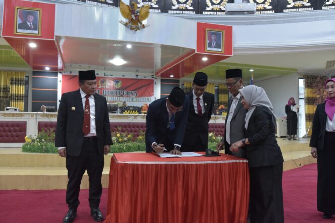
					Suasana saat Ketua DPRD Donggala. Moh Taufik bersama wakil-wakil ketua menandatangi berita acara. FOTO: netiz.id (Akib)