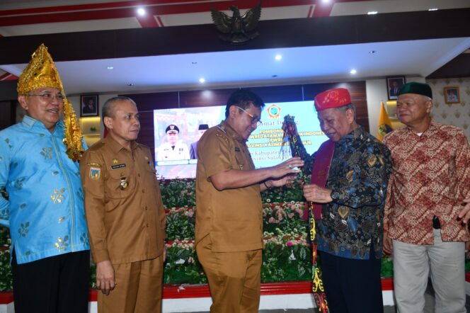 
					Saat Saling bertukar cenderamata, PJ Bupati Donggala Moh. Rifani dengan perwakilan PWRI Kalimantan Timur, Selasa kemarin (11/02/25), di Ruang Kasiromu. FOTO: ancil