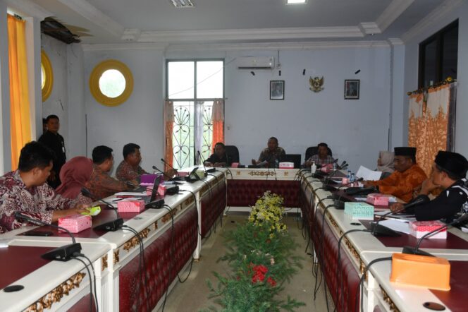 
					Komisi I DPRD Kabupaten Donggala menggelar Rapat Dengar Pendapat (RDP) dengan Badan Pertanahan Nasional (BPN) Donggala pada Kamis (13/02/25). FOTO: ancil