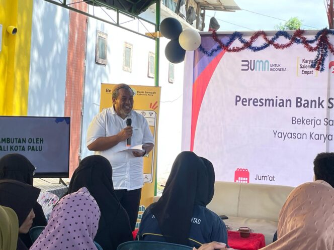 
					Tampak suasana peresmian Bank Sampah Kabelotapura dibuka secara resmi oleh Sekretariat DLH Kota Palu, Ibnu Mundzir di Kelurahan Tondo.//FOTO:Ginda