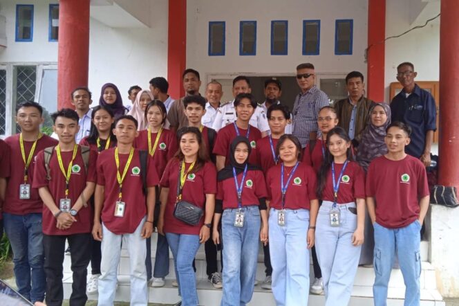 
					Mahasiswa STMIK Bina Mulia Palu bersama Pemerintah Kecamatan Banawa Tengah. FOTO: istimewa