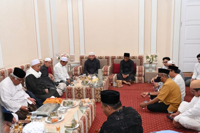 
					Saat Gubernur Sulteng, Anwar Hafid menghadiri acara silaturahmi dan buka puasa bersama yang diselenggarakan oleh Pengurus Besar (PB) Al-Khairat. Kegiatan ini berlangsung di kediaman Ketua Utama Al-Khairat, H. S. Alwi bin Saggaf Aljufri, pada Jumat (28/03/25). FOTO: istimewa