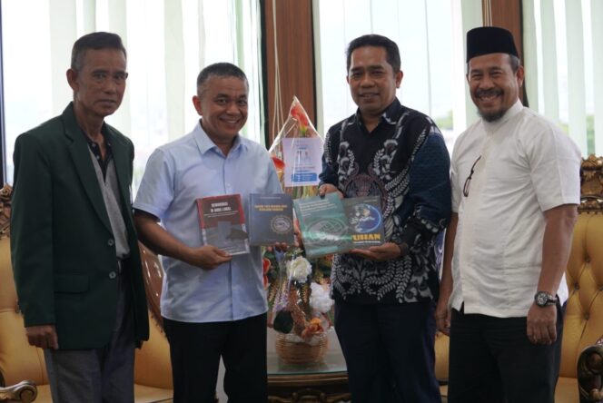 
					Wali Kota Palu H. Hadianto Rasyid menerima pemberian buku hasil penelitian oleh LP2M UIN Datokarama Palu sebagai bentuk kontribusi akademik bagi pemerintah kota, ruang kerja wali kota.//FOTO:IWAN
