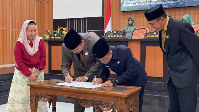 
					Penandatanganan berita acara oleh Wali Kota serta Ketua DPRD Kota Palu di ruang rapat paripurna DPRD Kota Palu. //FOTO:Ginda
