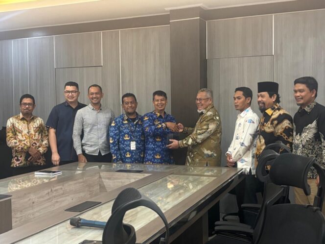 
					Anggota Komisi III DPRD Sulteng saat korkom di Surabaya Jawa Timur. FOTO: istimewa