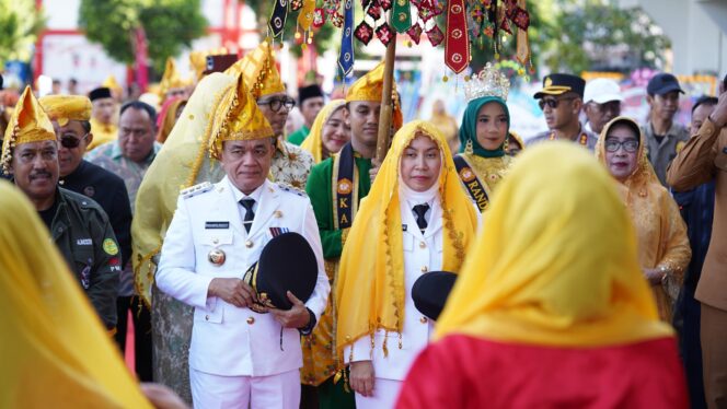 
					Wali Kota dan Wakil Wali Kota Palu, Hadianto Imelda saat menjalani prosesi adat menuju kantor Wali Kota. FOTO: Jufri