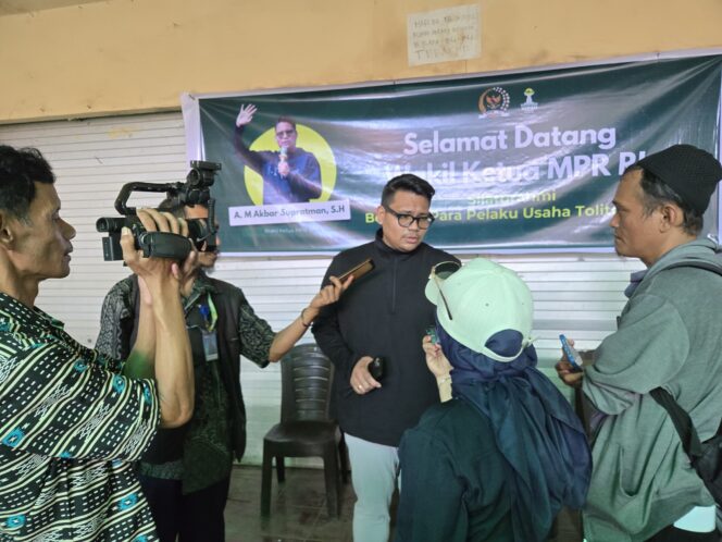 
					Wakil Ketua MPR RI A.M. Akbar Supratman saat diwawancara awak media. FOTO: istimewa
