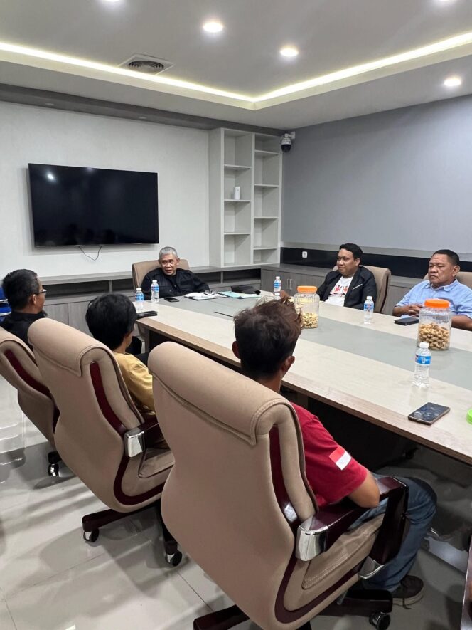 
					Wakil Ketua I DPRD Sulteng, Aristan saat menerima Serikat Petani Petasia Timur yang mendampingi para buruh sawit. FOTO: istimewa