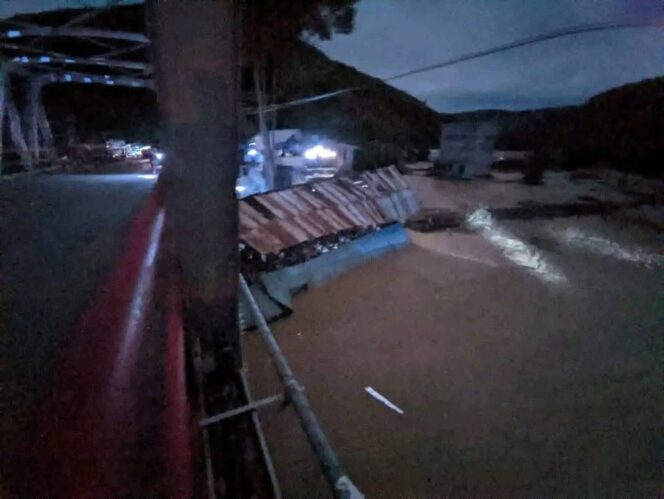 
					Nampak Jembatan bersejarah peninggalan Belanda yang terletak di Desa Palasa, Kecamatan Palasa, Kabupaten Parigi Moutong bergeser sebelum ambruk diterjang banjir. FOTO: istimewa