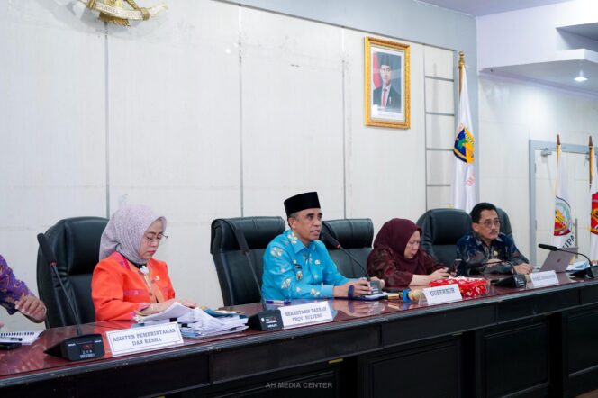 
					Gubernur Sulawesi Tengah, Anwar Hafid, bersama Wakil Gubernur, dr. Reny Lamadjido, memimpin rapat bidang kesehatan di Ruang Rapat Polibu, Kantor Gubernur, Rabu (06/03/25). FOTO: TIM