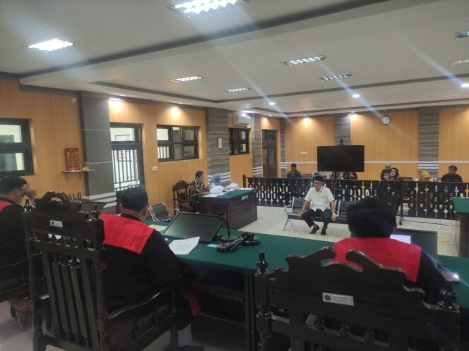 
					mantan Bupati Donggala hadiri persidangan sebagai saksi sengketa pembangunan rumah ASN kamis siang kemarin (6/3) di PN Donggala. FOTO: Humas PN Donggala  