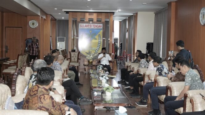 
					Gubernur Sulawesi Tengah, Anwar Hafid, saat audiensi bersama UPT Balai Kementerian PUPR di ruang kerjanya, Jumat (07/03/25). FOTO: TIM