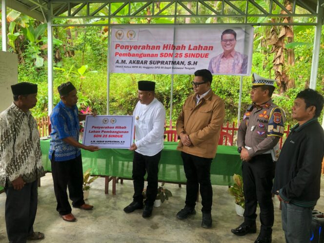 
					Wakil Ketua MPR RI, Akbar Supratman, menyerahkan secara resmi hibah lahan untuk pembangunan Sekolah Dasar Negeri (SDN) 25 Sindue di Kabupaten Donggala, Jumat (21/3/25). FOTO: istimewa