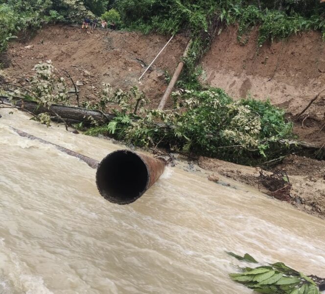 
					Pipa induk Milik PDAM rusak akibat banjir. FOTO: istimewa