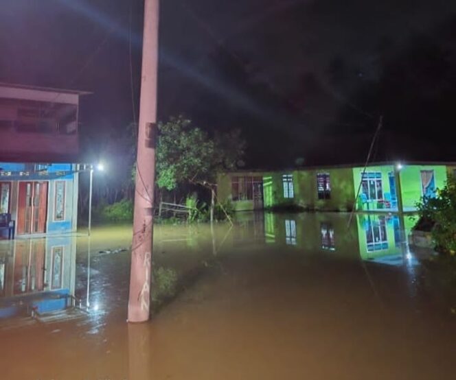 
					Banjir rendam pemukiman warga Desa Pandelalap, Kabupaten Parigi Moutong. FOTO: istimewa