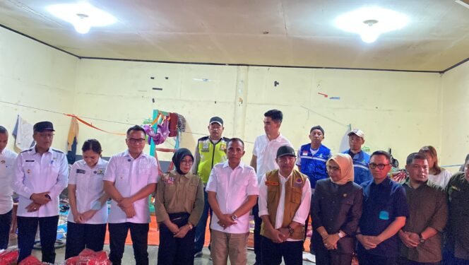 
					Saat Waket II DPRD Sulteng, Syarifuddin Hafid bersama Gubernur Sulteng, Anwar Hafid mengunjungi warga yang terdampak banjir di Morowali Utara. FOTO: Ramadhan