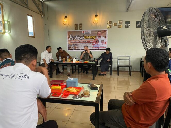 
					Anggota DPR RI sekaligus Anggota Komisi I dari Fraksi PKS, Habib Idrus Salim Al-Jufri saat ngopi bareng dengan pengurus DPW serta Anggota DPRD Sulteng. FOTO: netiz.id