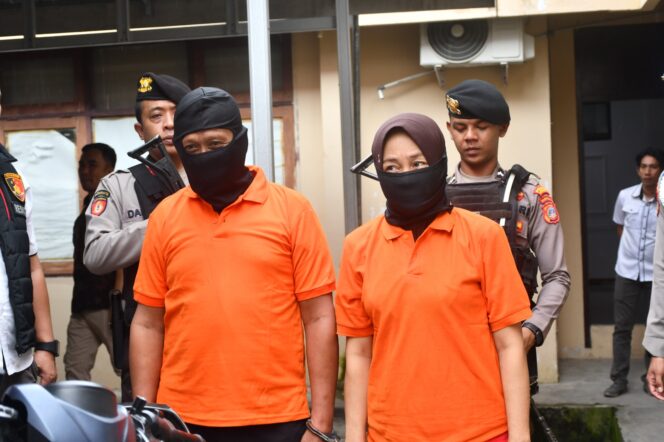 
					Saat dua tersangka pengedar sabu di Mapolres Donggala. FOTO: ancil