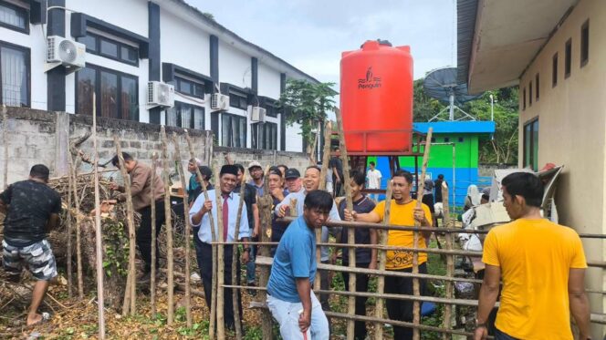 
					Camat Banawa, Rustam beserta satf kecamatan membuat kandang untuk hewan ternak liar. FOTO: istimewa