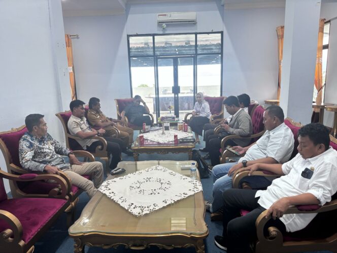 
					Ketua DPRD Donggala bersama Anggota DPRD lainnya menerima kunjungan dari BPS Donggala diruang kerja pada Selasa (29/04/25). FOTO: TIM