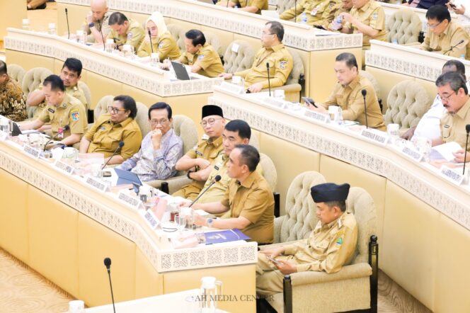 
					Saat Gubernur Sulawesi Tengah, Anwar Hafid,  Rapat Dengar Pendapat (RDP) bersama Komisi II DPR RI di Kompleks Parlemen, Senayan, Selasa (29/04/25). FOTO: istimewa
