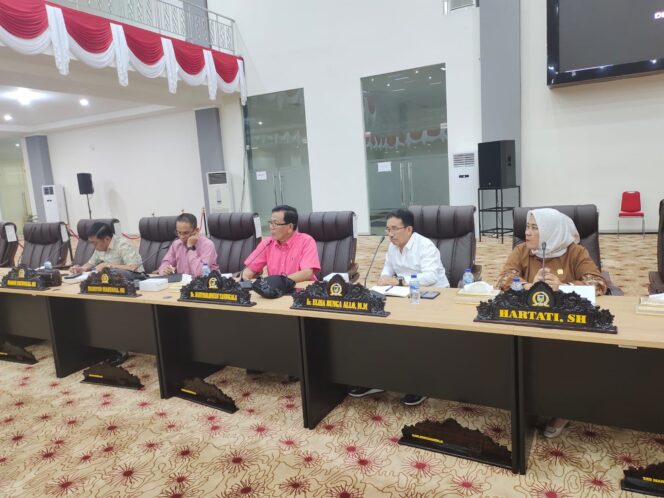 
					Saat Anggota Komisi I DPRD Sulteng lalukan rapat kerja bahas dua Ranperda. FOTO: istimewa
