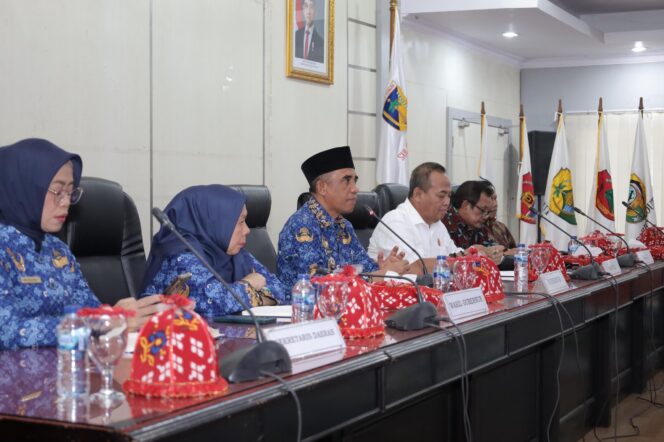 
					Saat Gubernur Sulawesi Tengah secara resmi membuka kegiatan uji kompetensi dan evaluasi kinerja pejabat pimpinan tinggi pratama lingkup Pemerintah Provinsi Sulawesi Tengah, Kamis (17/04/25), di Ruang Polibu, Kantor Gubernur Sulteng. FOTO: istimewa