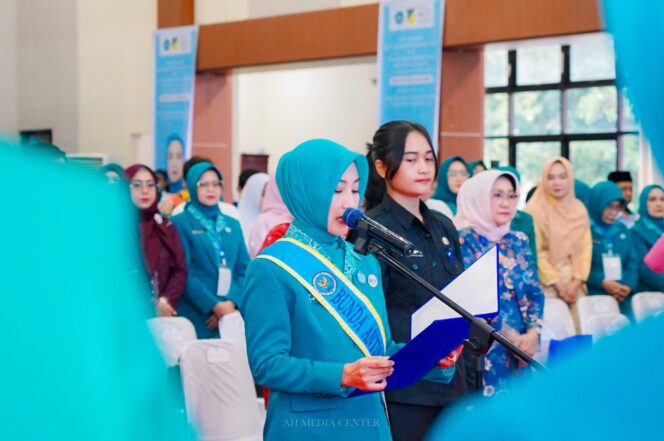 
					Ketua Tim Penggerak PKK Provinsi Sulteng, Sry Nirwanti Bahasoan secara resmi melantik para Ketua TP PKK sekaligus Ketua Tim Pembina Posyandu dari 11 kabupaten/kota untuk masa bakti 2025–2030. FOTO: istimewa