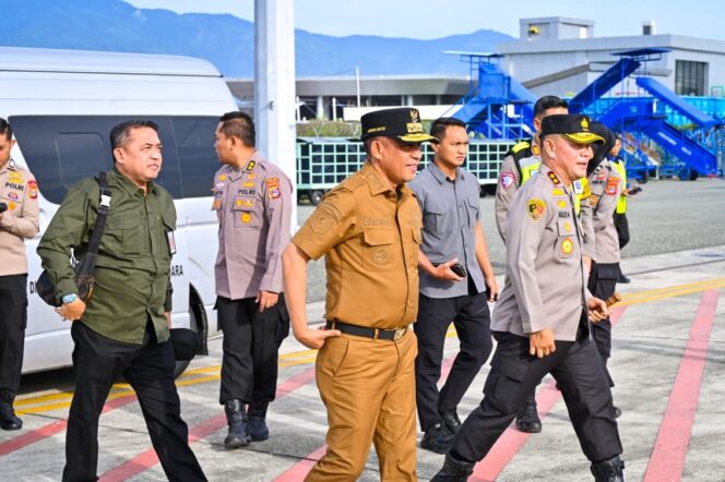
					Saat Gubernur Sulteng, Anwar Hafid bersama Kapolda Sulteng menuju Kabupaten Banggai menggunakan Helikopter. FOTO: istimewa