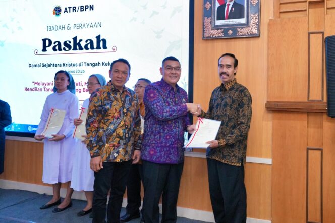 
					Wakil Menteri Agraria dan Tata Ruang/Wakil Kepala Badan Pertanahan Nasional (Wamen ATR/Waka BPN), Ossy Dermawan, menyerahkan sertifikat tanah untuk Gereja Injili di Tanah Jawa (GITJ) Kayuapu Kudus. FOTO: istimewa