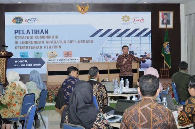 
					Kepala Biro Humas dan Protokol Kementerian Agraria dan Tata Ruang/Badan Pertanahan Nasional (ATR/BPN), Harison Mocodompis menyampaikan arahan. FOTO: istimewa