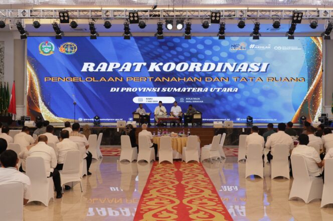 
					Saat Menteri ATR/Kepala BPN, Nusron Wahid memimpin Rakor bersama kepala daerah se-Sumut yang digelar di Kantor Gubernur Sumut, Rabu (07/05/25). FOTO: istimewa