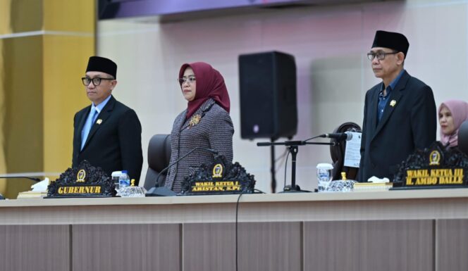 
					Wakil Ketua I, Aristan pimpin rapat paripurna penutupan Masa Persidangan II dan pembukaan Masa Persidangan III Tahun Kesatu Periode 2025–2029, yang digelar di ruang sidang utama DPRD Sulteng, Jumat (23/05/25). FOTO: istiemwa