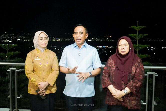 
					Perjuangan Gubernur Sulawesi Tengah, Anwar Hafid, (tengah). FOTO: istimewa.