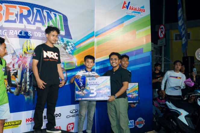 
					Saat Fathur Razaq Anwar memberikan hadiah kepada para pemenang. FOTO: istimewa