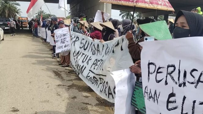 
					Saat Masyarakat Kecamatan Witaponda dan Bumi Raya, Kabupaten Morowali lakukan aksi di kawasan PT Baoshuo Taman Industry Investment Group. FOTO: istimewa