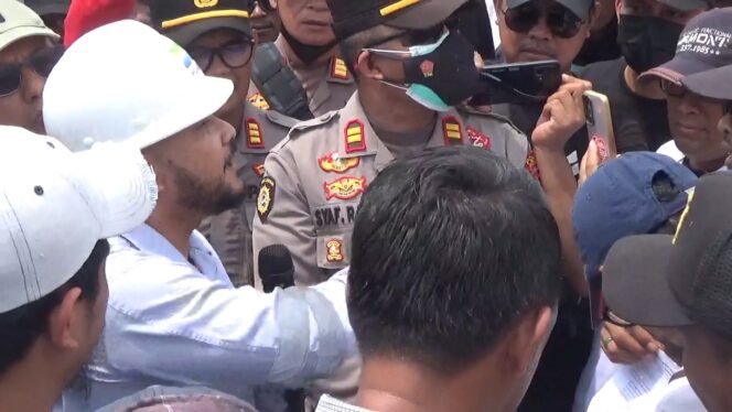 
					Saat dimana massa melakukan aksi di kawasan PT Baoshuo Taman Industry Investment Group (BTIIG), Desa Topogaro, Kecamatan Bungku Barat. FOTO: Aum