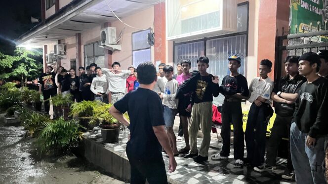 
					Petugas Kepolisian memberi pengarahan kepada sekelompok remaja yang diamankan saat Operasi Pekat Tinombala 2025 di Kota Palu, Sulawesi Tengah. FOTO: istimewa