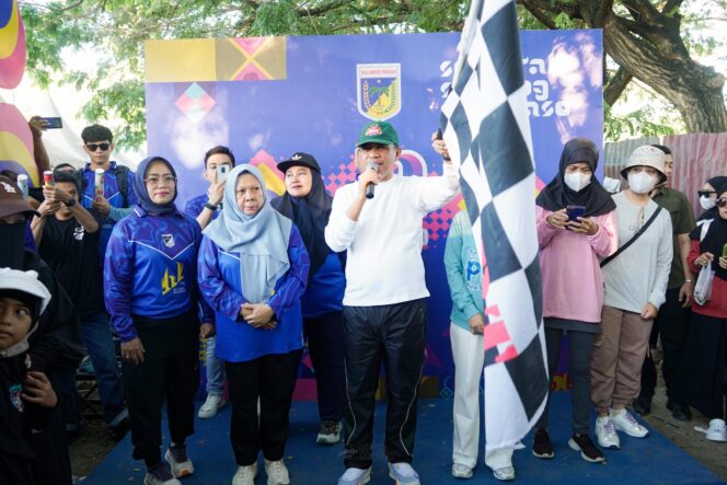 
					Saat Gubernur Sulteng, Anwar Hafid lepas peserta kegiatan Fun Walk “Sulteng Nambaso”. FOTO: istimewa