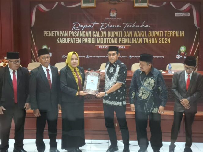 
					Saat Jajaran Komisioner KPU Parigi Moutong menyerahkan SK penetapan kepada Bupati dan Wakil Terpilih Parigi Moutong, H. Erwin Burase dan Abdul Sahid. FOTO: theopini.id