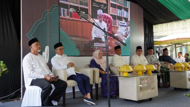 
					Wakil Ketua II DPRD Provinsi Sulawesi Tengah, Syarifudin Hafid (kedua dari kiri), bersama Gubernur Sulteng Dr. Anwar Hafid, Wakil Gubernur dr. Reny A. Lamadjido, serta sejumlah tokoh lainnya menghadiri peringatan Haul ke-13 Anregurutta Abd. Wahab Zakariya, M.A. di Pesantren Anwarul Qur'an, Kota Palu, Senin (12/05/25). FOTO: istimewa