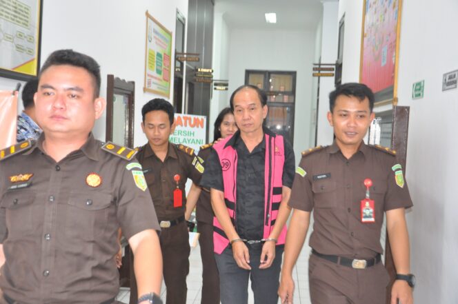 
					Saat Tersangka CHC digiring ke mobil tahanan oleh jaksa. FOTO: istimewa