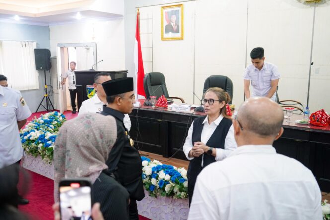 
					Gubernur Sulteng, Anwar Hafid bersama Ketua Satgas PKA Eva Bande. FOTO: istimewa