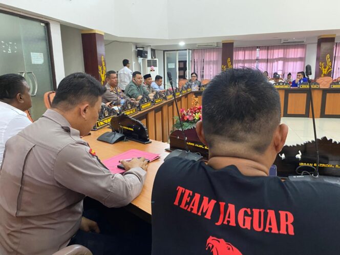 
					Anggota DPRD Kota Palu bersama jajaran Polresta Palu dan Tim Jaguar menggelar rapat koordinasi di ruang sidang DPRD Kota Palu pada Rabu (14/05/25). FOTO: netiz.id