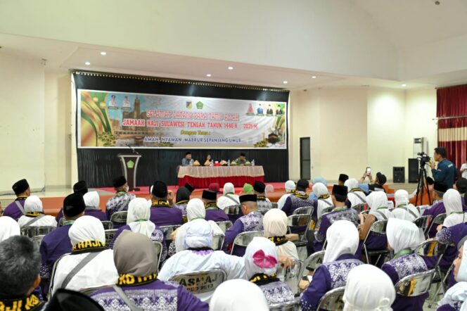 
					Calon jemaah haji asal Sulawesi Tengah mengikuti acara pelepasan resmi di Aula Serbaguna Asrama Haji Transit Palu, Kamis malam (15/05/25). FOTO: istimewa